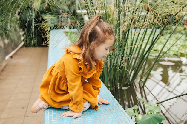 Bambina nel giardino botanico Ritratto in primo piano di un bambino con capelli scuri salute concetto di bellezza