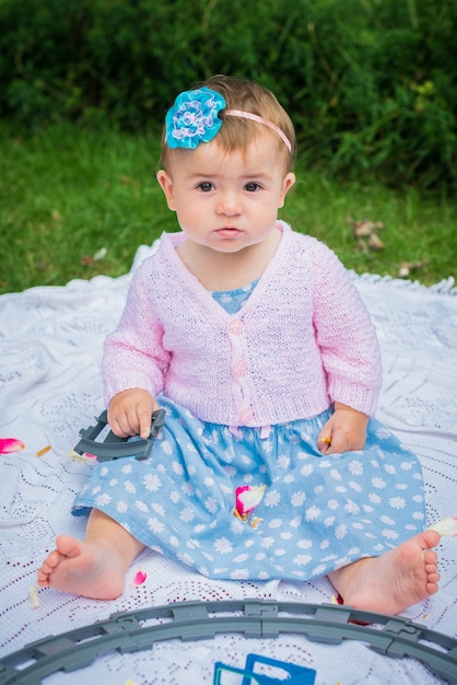 Bambina nel giardino