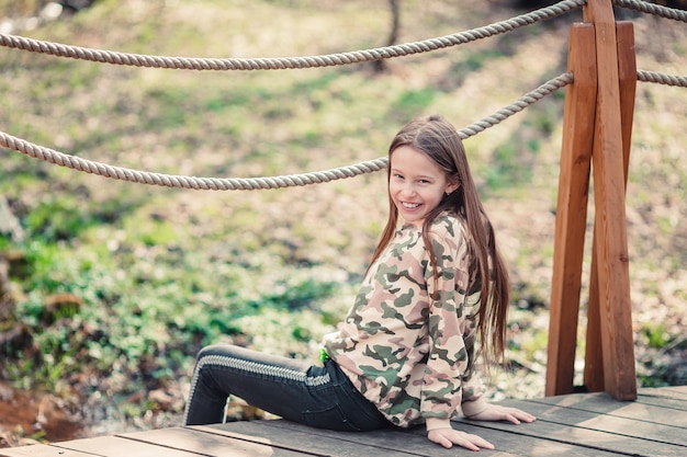 Bambina nel parco all'aperto per il suo fine settimana