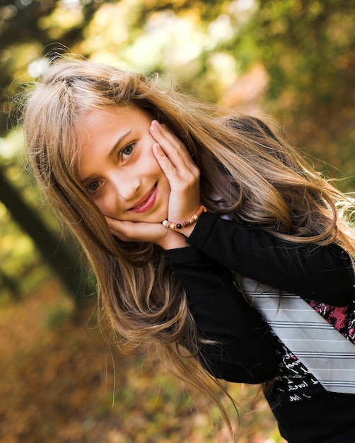 Bambina nel parco d&#39;autunno