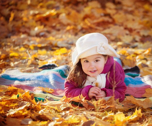 Bambina nel parco d'autunno