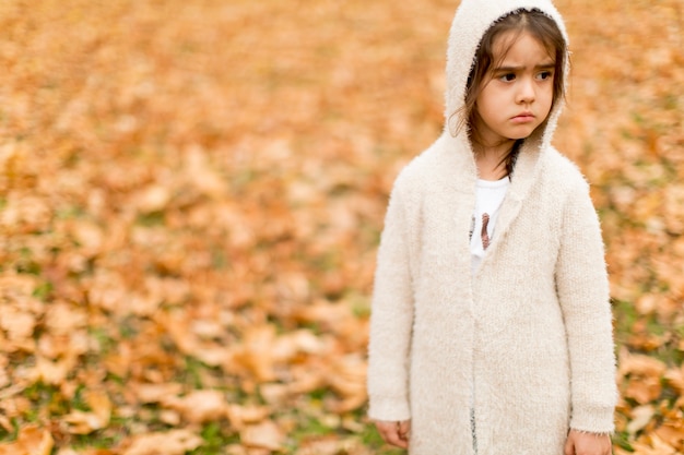 Bambina nel parco d&#39;autunno