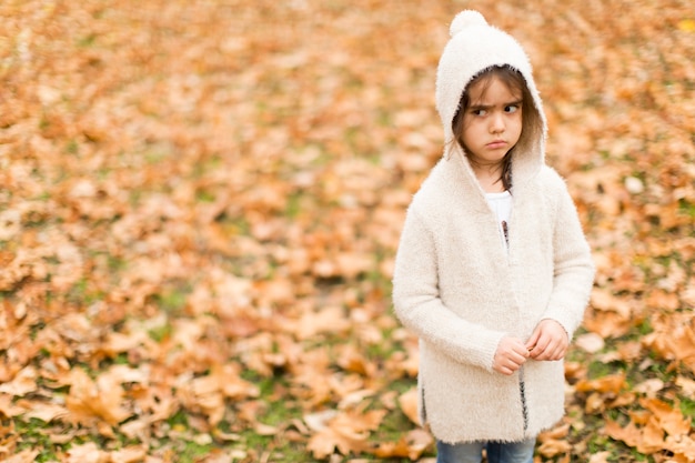 Bambina nel parco d&#39;autunno