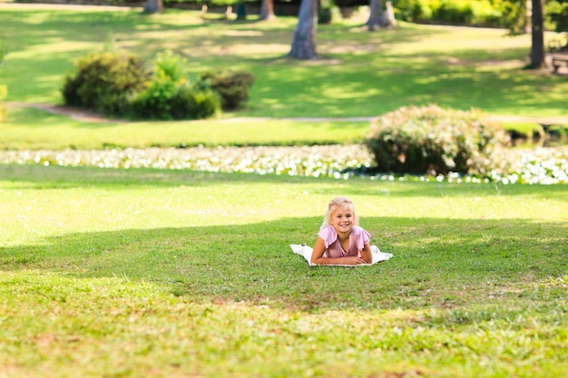 Bambina nel parco