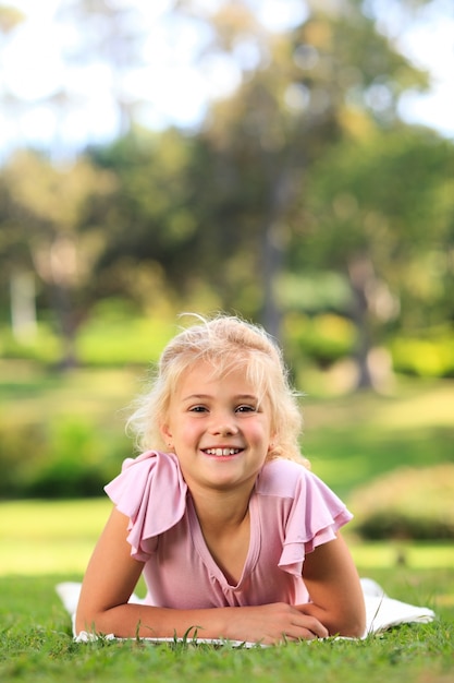 Bambina nel parco