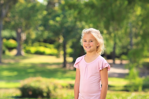 Bambina nel parco