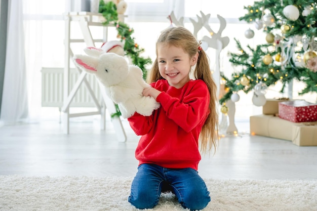 Bambina nel periodo natalizio