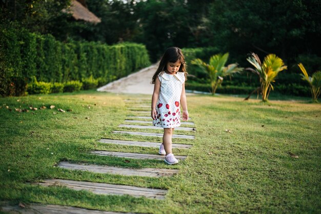 bambina nell&#39;erba del parco