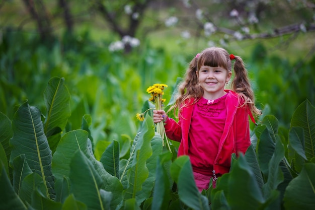 Bambina nell'erba