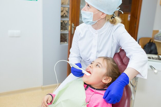 Bambina nella clinica del dentista della sedia