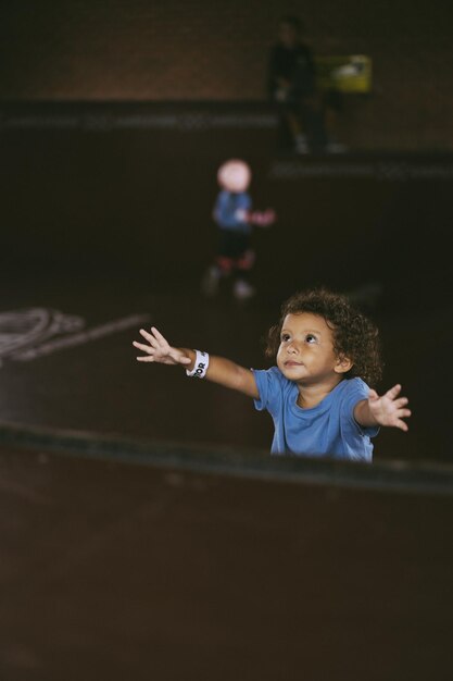 bambina nello skatepark.