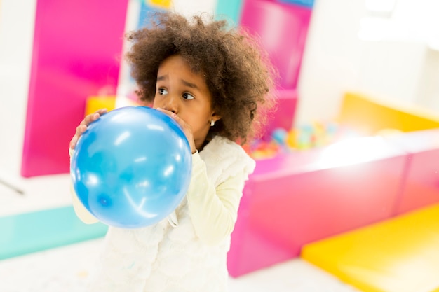 Bambina nera con un palloncino