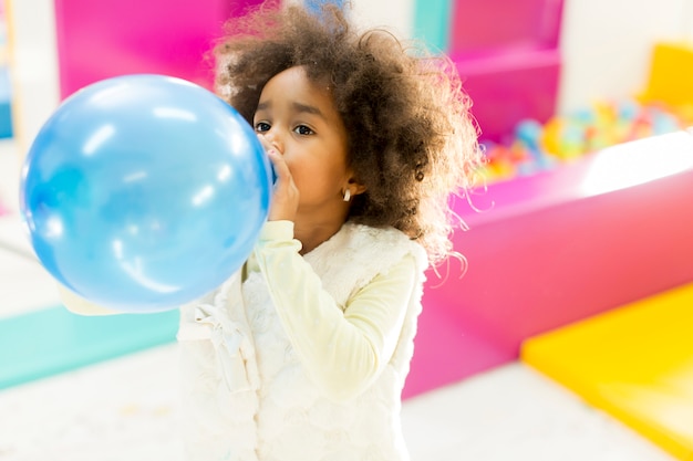 Bambina nera con un palloncino