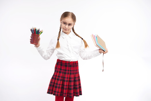 Bambina positiva in uniforme scolastica