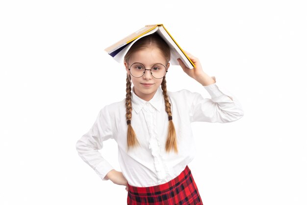 Bambina positiva in uniforme scolastica