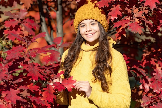 Bambina ragazza in autunno autunno parco all'aperto bambini divertimento faccia sorridente adolescente bambino in cappello in autunnale foglie sullo sfondo naturale