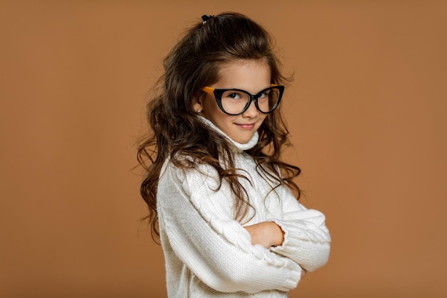 Bambina riccia carina con gli occhiali