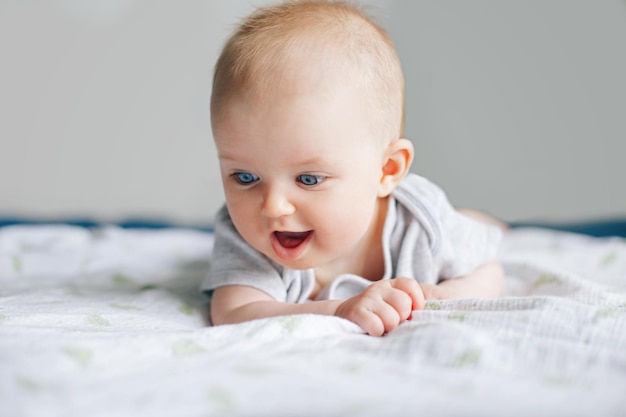 Bambina sdraiata sul letto a casa