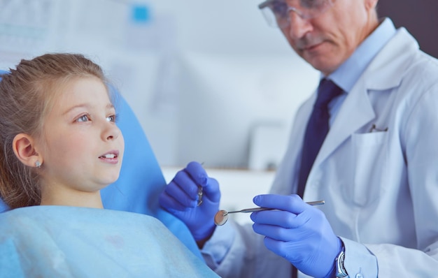 Bambina seduta nell'ufficio del dentista.