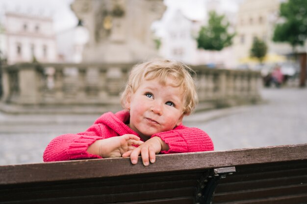 Bambina seduta su una panchina