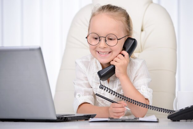 Bambina sicura in vetri che parla sul telefono.