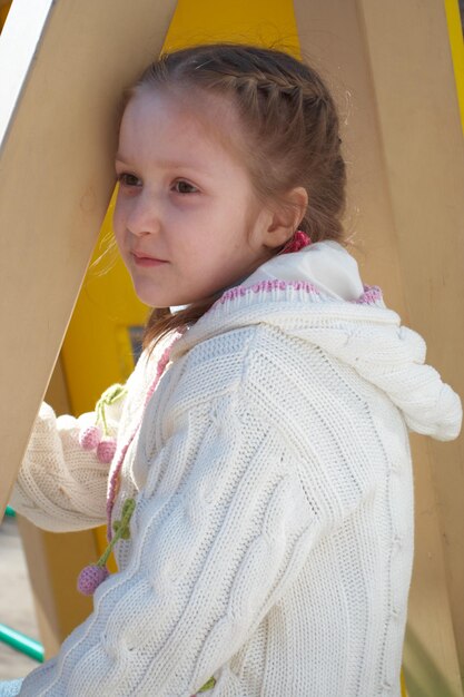 Bambina sorridente al parco giochi