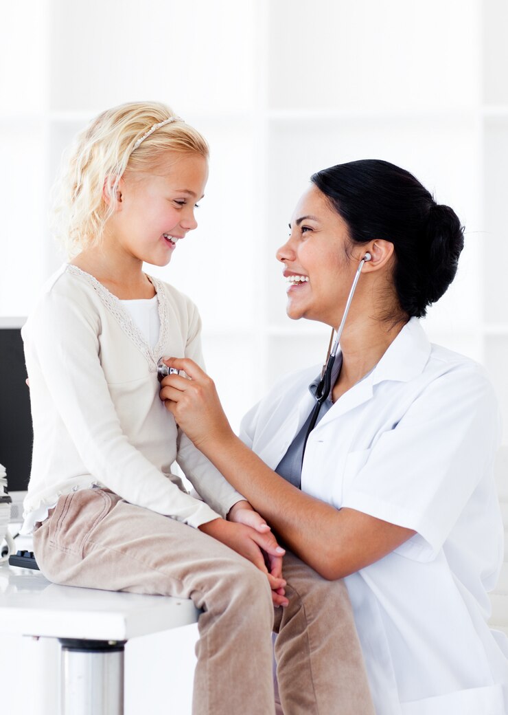 Foto bambina sorridente che frequentano un controllo medico