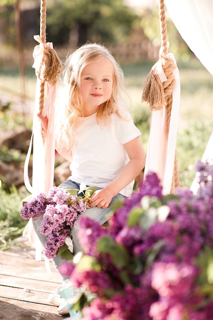 Bambina sorridente con fiori all'aperto