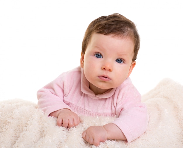 bambina sorridente in rosa con coperta di pelliccia bianca invernale