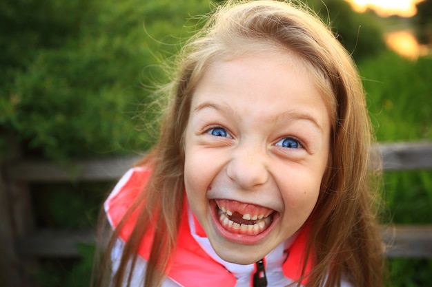 bambina sorridente in un parco