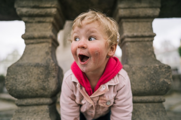 Bambina sporca che sorride davanti alla macchina fotografica