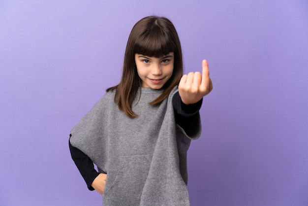 Bambina su sfondo isolato facendo gesto in arrivo