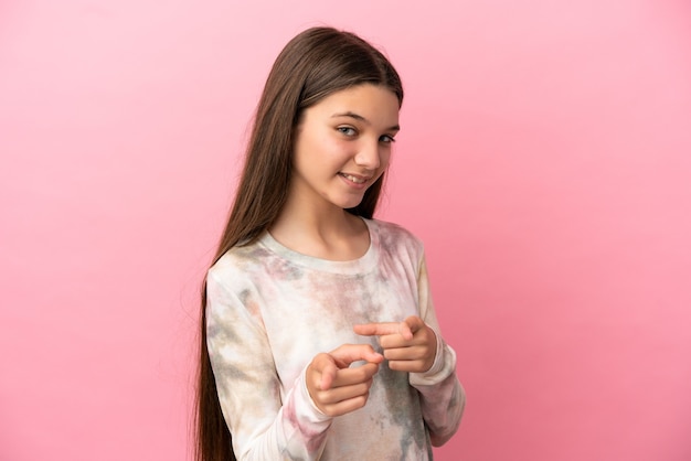 Bambina su sfondo rosa isolato sorpreso e rivolto verso la parte anteriore