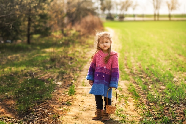 bambina su un sentiero nel bosco