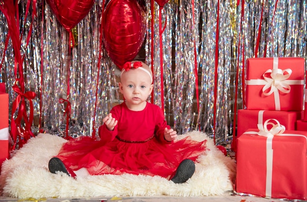 Bambina su uno sfondo festivo