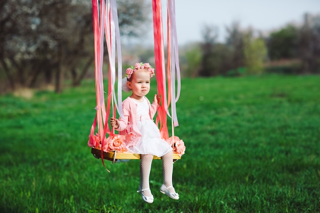 Bambina sull'altalena, bambina al parco, ragazza carina, bambina