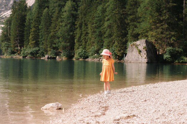 bambina sulla riva di un bellissimo lago