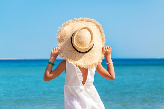 Bambina sulla spiaggia del mare. Messa a fuoco selettiva.