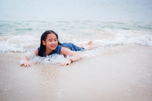 Bambina sulla spiaggia in un giorno d&#39;estate.