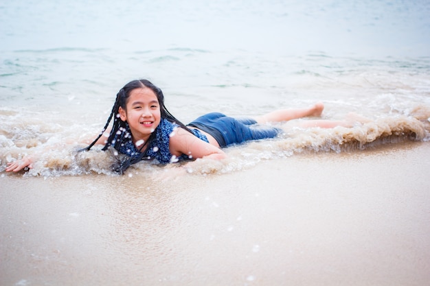 Bambina sulla spiaggia in un giorno d&#39;estate.