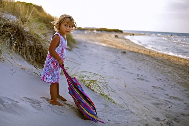 Bambina sulla spiaggia