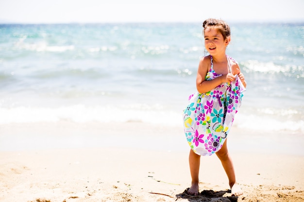 Bambina sulla spiaggia