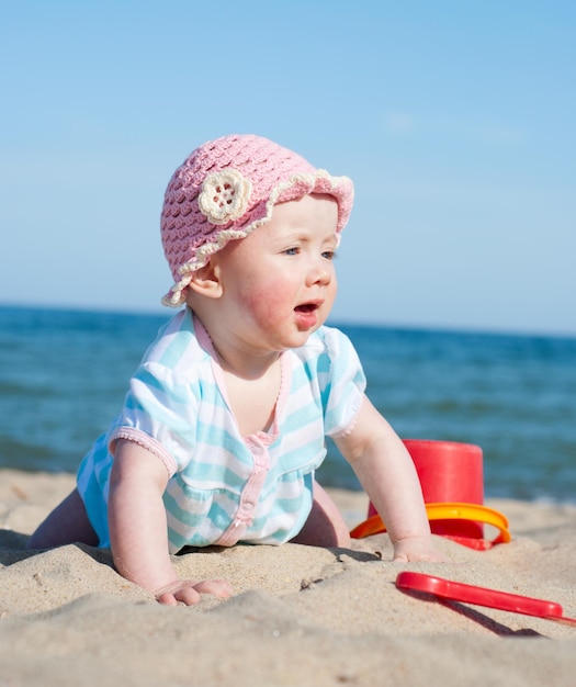 Bambina sulla spiaggia