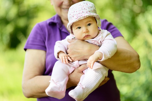 Bambina sulle mani di sua nonna