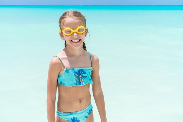 Bambina sveglia alla spiaggia durante le vacanze estive