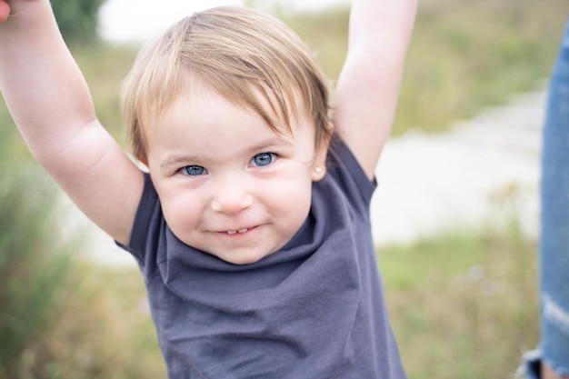 Bambina sveglia allegra che sorride alla macchina fotografica