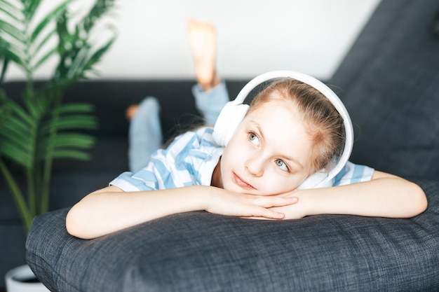 Bambina sveglia che ascolta la musica in cuffia