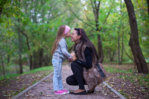 Bambina sveglia che bacia il naso di sua madre