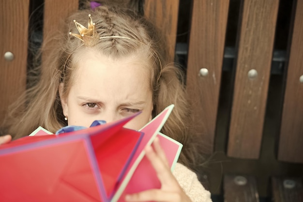 Bambina sveglia che cammina con le borse della spesa rosa