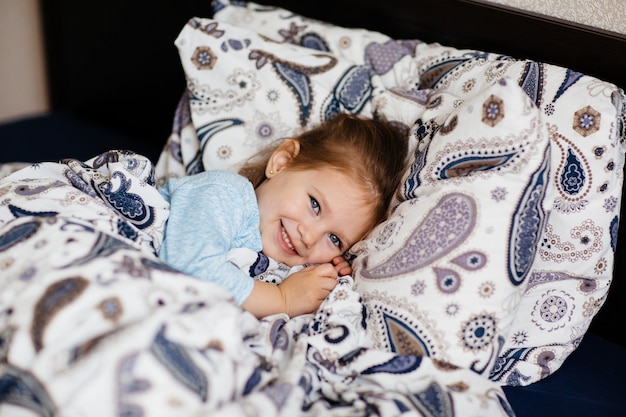 Bambina sveglia che dorme nel letto